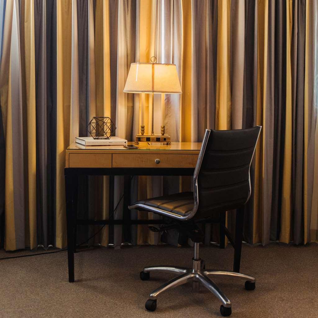 Stamford Suites (Adults Only) Room photo